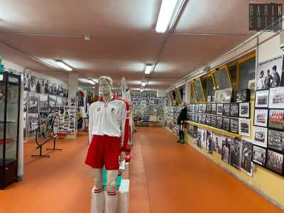 Oltrepassata una porta giungiamo quindi nel museo dal pavimento arancione e dalle mura gialle, nel quale per� sono i colori biancorossi a imporsi...